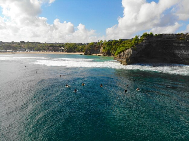 Luftaufnahme von Surfern auf den Wellen Surfer auf ihrem Brett warten auf die Wellen in Bali