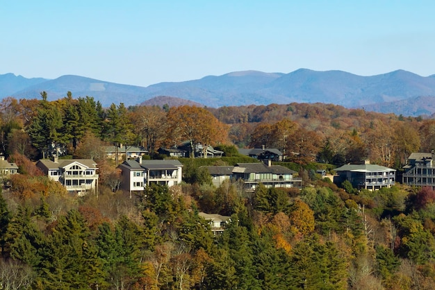 Luftaufnahme von teuren amerikanischen Häusern auf einem Hügel im Wohngebiet der North Carolina Mountains Neue Einfamilienhäuser als Beispiel für die Immobilienentwicklung in den Vororten der USA