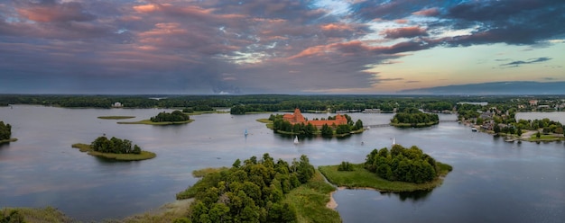 Luftaufnahme von Trakai über dem mittelalterlichen gotischen Inselschloss im Galve-See