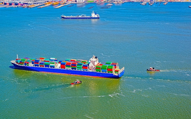 Luftaufnahme von Trockendock und Reparatur und Port Newark und globalen internationalen Schiffscontainern, Bayonne, New Jersey. New Jersey, USA. Fracht im Hafen. Staten Island mit St. George Ferry Terminal, New York City