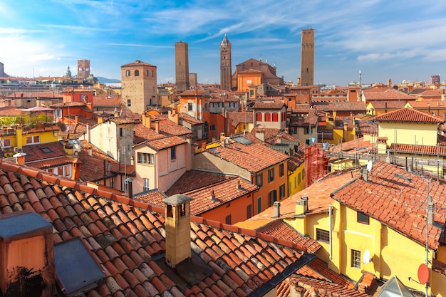 Luftaufnahme von Türmen und Dächern in Bologna, Italien