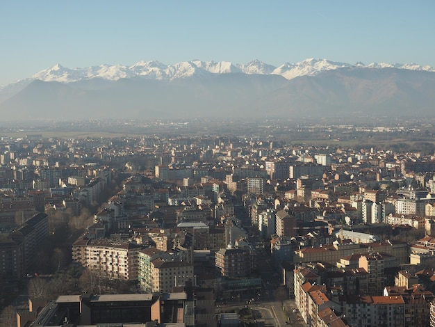 Luftaufnahme von Turin mit Alpenbergen