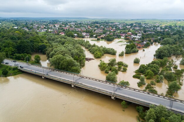 Luftaufnahme von überfluteten Häusern mit schmutzigem Wasser des Dnister-Flusses in der Stadt Halych, Westukraine.