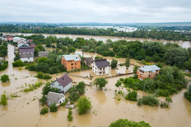 Luftaufnahme von überfluteten Häusern mit schmutzigem Wasser des Flusses Dnister in der Stadt Halych in der Westukraine