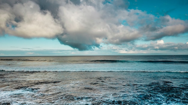 Luftaufnahme von Ufer und Meereswellen. schöne Farben und Himmel mit Wolken. blaues Bild. Ziel im Wasserreiseurlaub