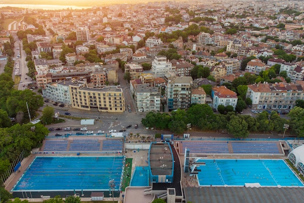 Luftaufnahme von Varna mit offenen Schwimmbädern im Vordergrund Bulgarien