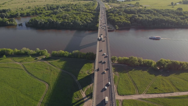 Luftaufnahme von Verkehrsautos auf einer Brücke über den Fluss Oka