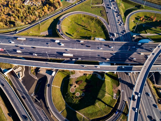 Luftaufnahme von Verkehrswegen einer Autobahnkreuzung in Moskau.