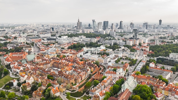 Luftaufnahme von Warschau. Altstadt und neue moderne Gebäude