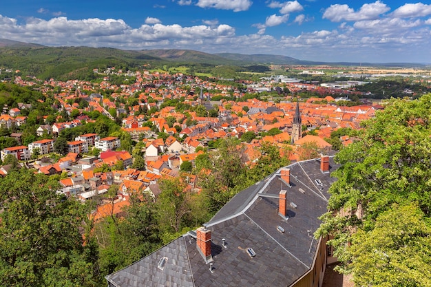 Luftaufnahme von Wernigerode mit unverwechselbaren roten Dächern und üppigen Harz-Fußbergen Deutschland