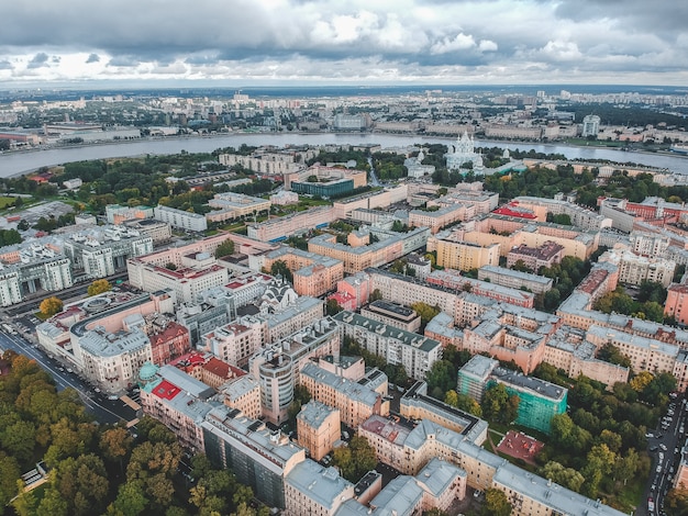 Luftaufnahme von wohngebäuden im park, stadtzentrum, altbauten, st petersburg, russland.