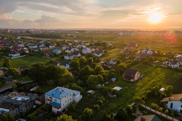 Luftaufnahme von Wohnhäusern in ländlicher Vorstadt bei Sonnenuntergang