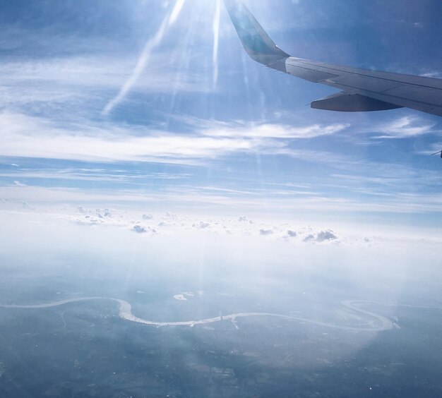 Foto luftaufnahme von wolken über der landschaft