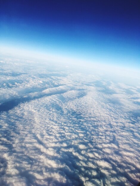 Luftaufnahme von Wolken über der Landschaft