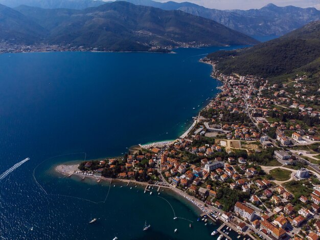 Luftaufnahme von Yachten in den Stadtdocks von Montenegro