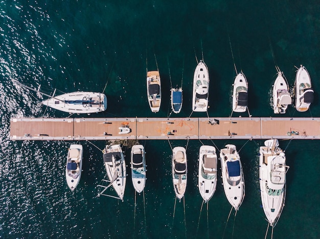 Luftaufnahme von Yachten in den Stadtdocks von Montenegro