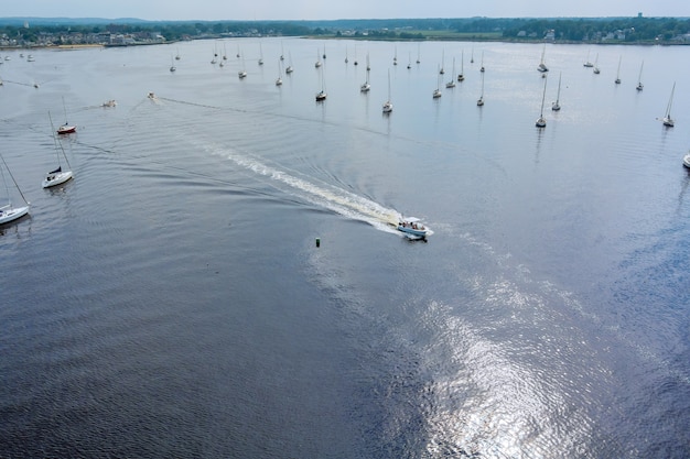 Luftaufnahme von Yachthafen-Segelbooten auf dem Ozean von oben