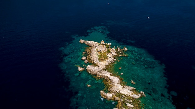 Luftaufnahme von zwei schönen Inseln Katic oder Katich und Sveta Nedjelja mit Kirche auf einer von ihnen im Meer nahe Petrovac, Montenegro.