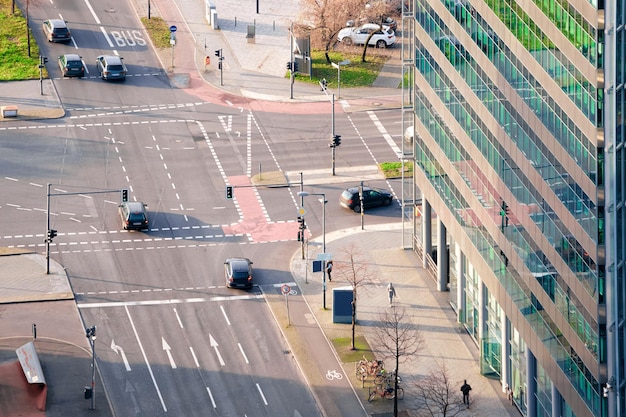 Luftaufnahme zur Straße mit Autoverkehr und moderner Gebäudearchitektur am Potsdamer Platz im deutschen Stadtzentrum in Berlin in Deutschland in Europa. Gebäudearchitektur. Details des Äußeren.