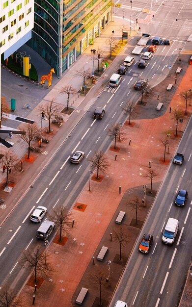 Luftaufnahme zur Straße mit Autoverkehr und moderner Gebäudearchitektur am Potsdamer Platz im deutschen Stadtzentrum in Berlin in Deutschland in Europa. Gebäudearchitektur. Einzelheiten