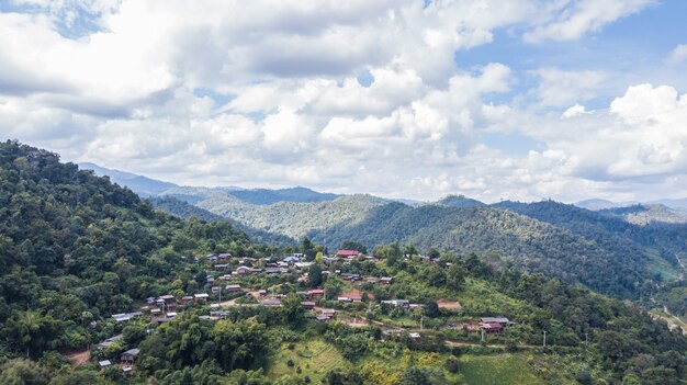 Luftaufnahmefoto vom Fliegenbrummen der Landschaft von Chiang Mai