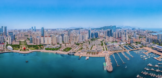 Luftaufnahmen der architektonischen Landschaftsskyline entlang der städtischen Küste von Qingdao