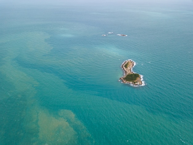 Luftaufnahmen der kleinen Insel vor Ko Samet, Thailand