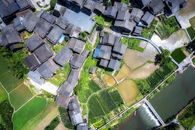 Luftaufnahmen der ländlichen Landschaft der alten Häuser der Dong in Bazhai Chengyang Liuzhou