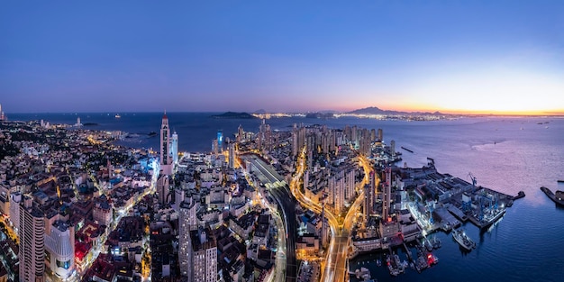 Luftaufnahmen der modernen Stadtarchitekturlandschaft bei Nacht in China