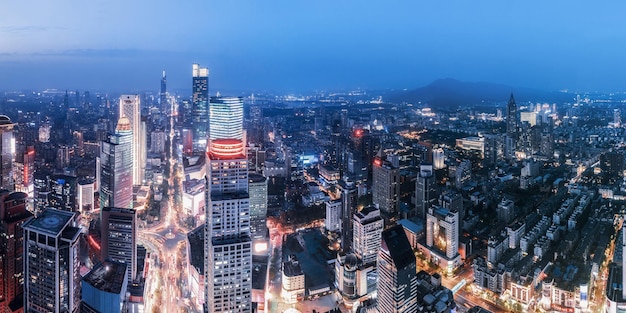 Luftaufnahmen der Nachtansicht der modernen architektonischen Landschaft in Nanjing, China