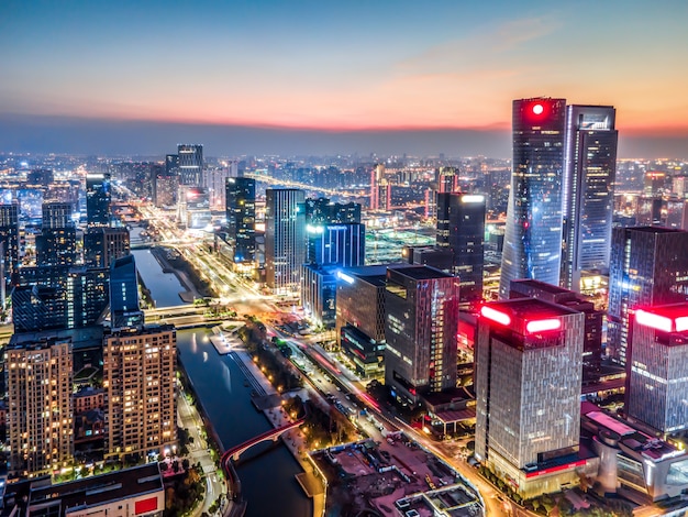 Luftaufnahmen der Nachtansicht der Skyline der Stadtarchitektur von Ningbo, Zhejiang