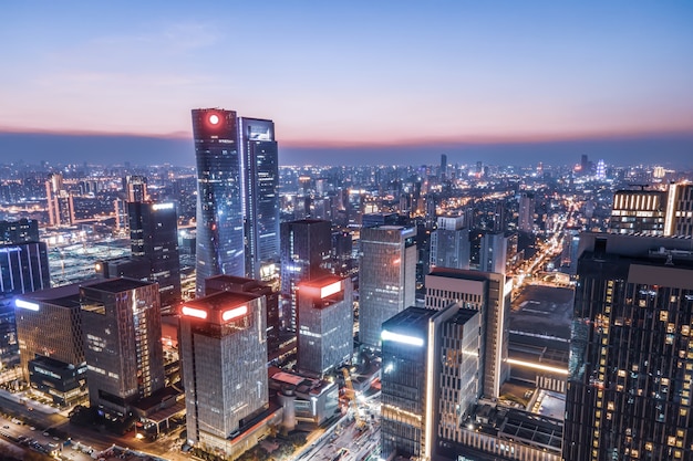 Luftaufnahmen der Nachtansicht der Skyline der Stadtarchitektur von Ningbo, Zhejiang