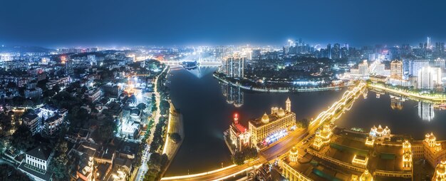 Luftaufnahmen der Nachtansicht des Stadtparks und des Sees in Fuzhou, China