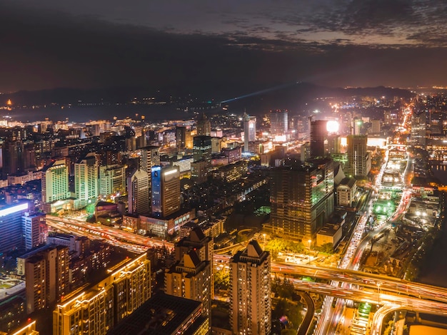 Luftaufnahmen der Nachtansicht des Wulin-Platzes in der Altstadt von Hangzhou