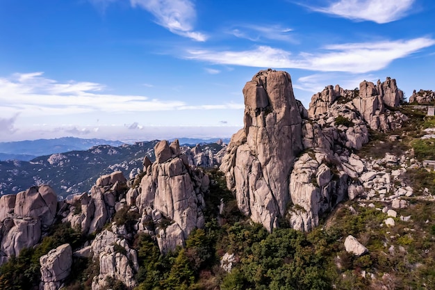 Luftaufnahmen der natürlichen Landschaft der riesigen Gipfel des Laoshan-Berges in Qingdao