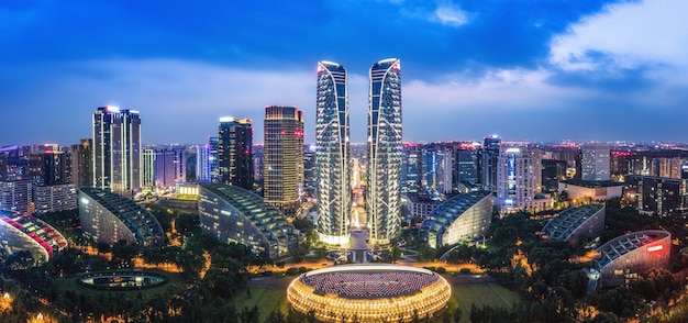 Luftaufnahmen der Skyline-Nachtansicht des modernen Gebäudes des Finanzzentrums von Chengdu