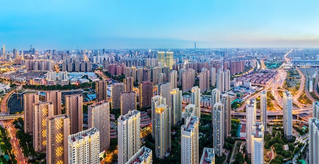 Luftaufnahmen der Skyline-Nachtszene der städtischen Architekturlandschaft von Tianjin