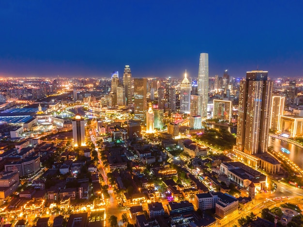 Luftaufnahmen der Skyline-Nachtszene der städtischen Architekturlandschaft von Tianjin