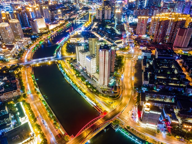 Luftaufnahmen der Skyline-Nachtszene der städtischen Architekturlandschaft von Tianjin