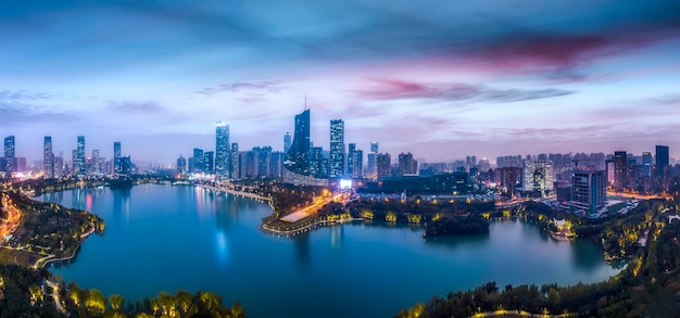 Luftaufnahmen der Stadtlandschaft von Hefei bei Nacht