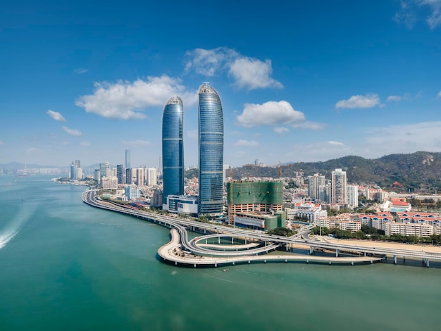 Luftaufnahmen der Zwillingstürme des World Trade Centers entlang der Küste von Xiamen