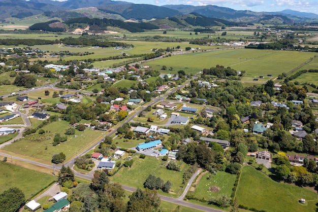 Luftaufnahmen des Dorfes Ohau in der Region Horowhenua in Neuseeland an einem schönen blauen Sommertag mit Farmen, Hügeln und Ebenen