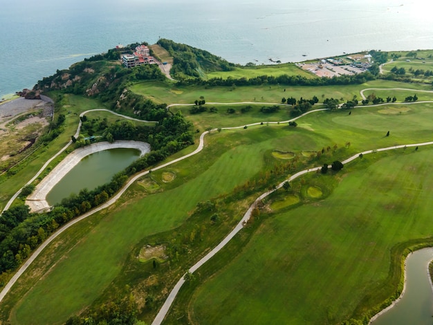 Luftaufnahmen des Golfplatzes an der Küste von Qingdao