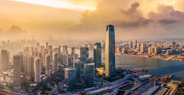 Luftaufnahmen einer urbanen Architekturlandschaft entlang des Perlflusses in Guangzhou