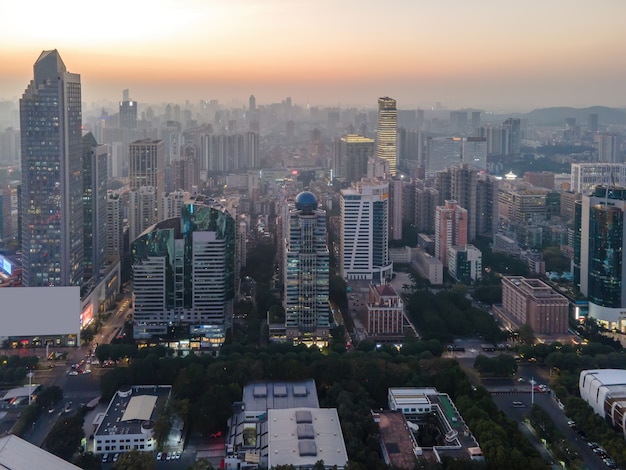 Luftaufnahmen einer urbanen Architekturlandschaft entlang des Perlflusses in Guangzhou