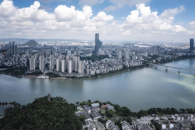 Luftaufnahmen in der Nähe der Stadtlandschaft von Liuzhou in China