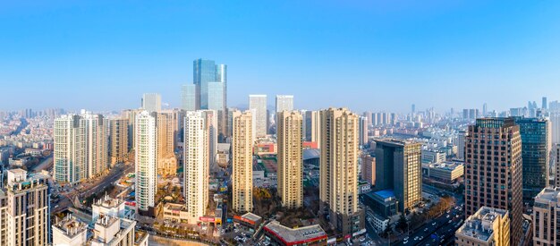 Luftaufnahmen moderner Gebäude in der Innenstadt von Qingdao