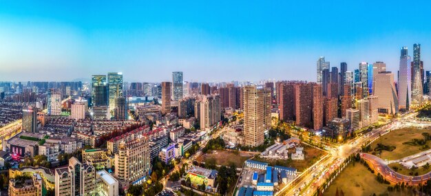 Luftaufnahmen-Nachtansicht der modernen Stadtarchitekturlandschaft in Hangzhou, China