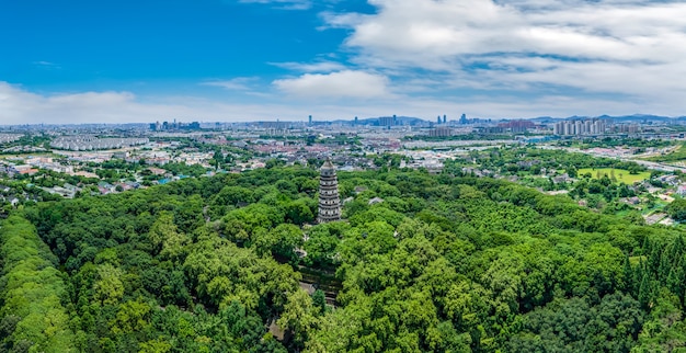 Luftaufnahmen von alten Gebäuden am Tiger Hill Tower, einem berühmten Aussichtspunkt in Suzhou