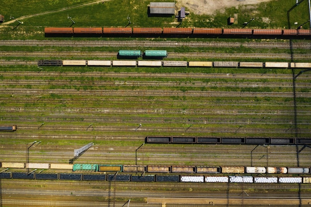 Luftaufnahmen von Bahngleisen und Autos. Draufsicht auf Autos und Railways.Minsk.Belarus